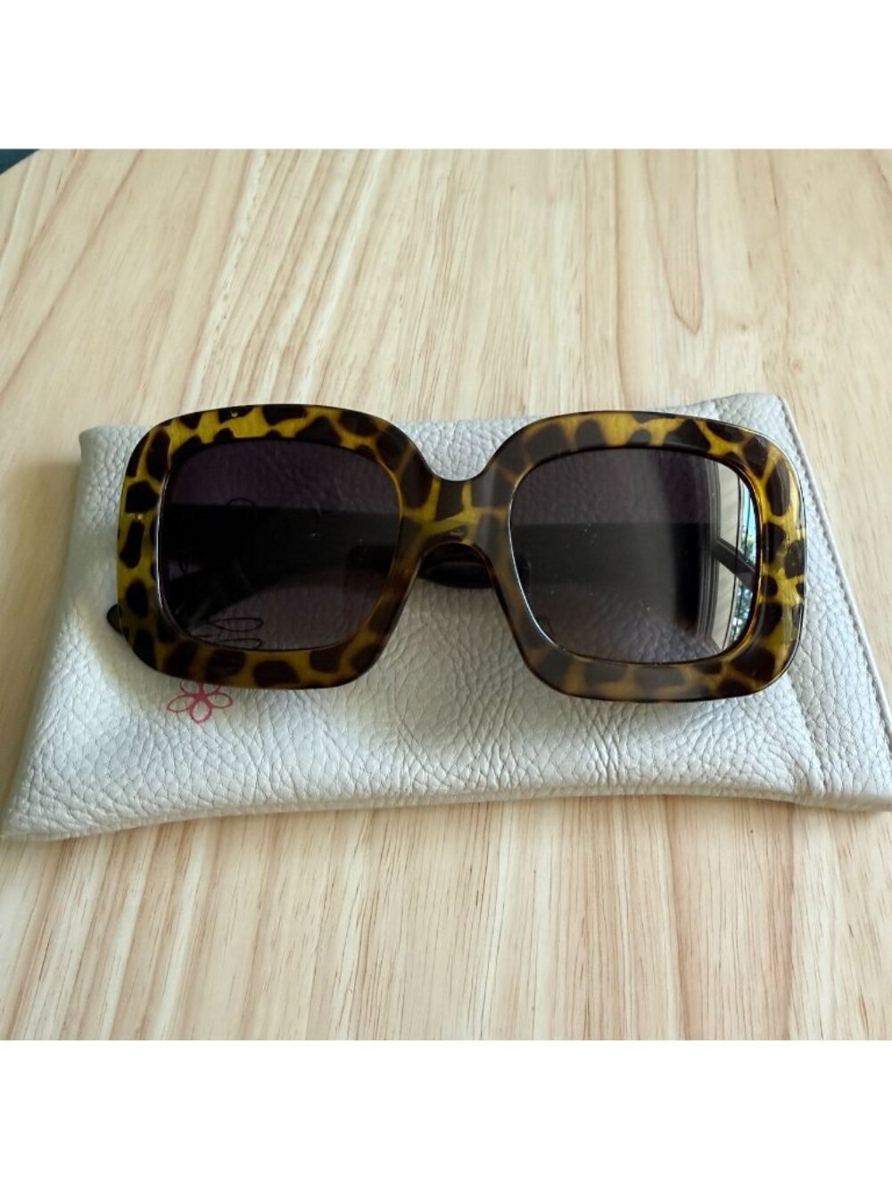 Sunlily Sun Glasses Womens Tortoise Oversized Square With Dark Lenses White Case